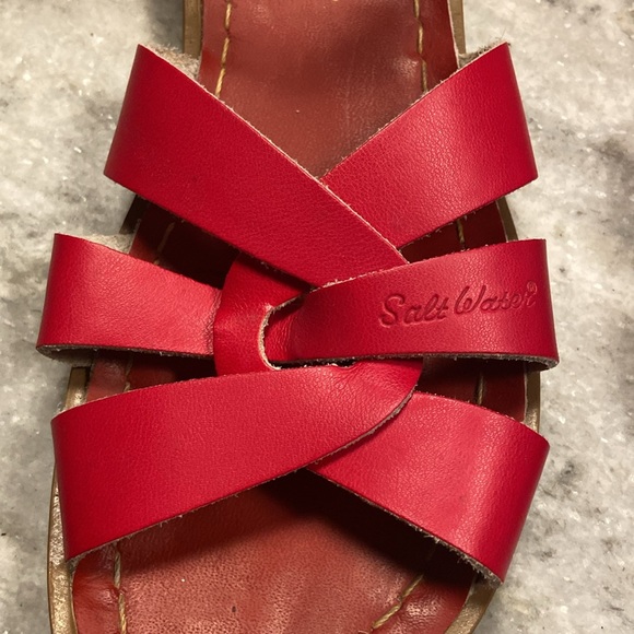 Red salt water sandals only worn a couple times Men’s size 6 Women’s size 8 - Picture 5 of 8
